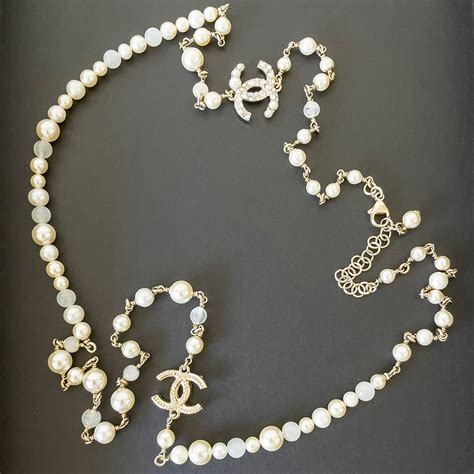 faux Chanel long pearl necklace